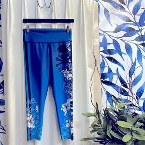 Soul Cycle Blue Skull & Crossbones Floral Cropped Polyester & Spandex Leggings
